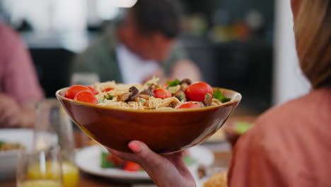 comida, manos y ensalada para el almuerzo en el comedor