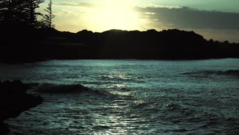 Moody-Olas-Chocando-Contra-Las-Rocas-Al-Atardecer-En-Cámara-Lenta-Ancha-Y-Malhumorada