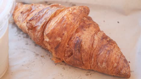croissant y café