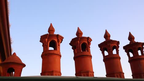 chimnet naranja en los tejados del edificio antiguo al atardecer