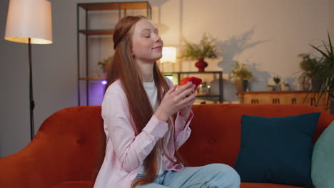 niña adolescente en casa usar teléfono inteligente escribir navegación, wow sí descubrió gran gran victoria celebrar