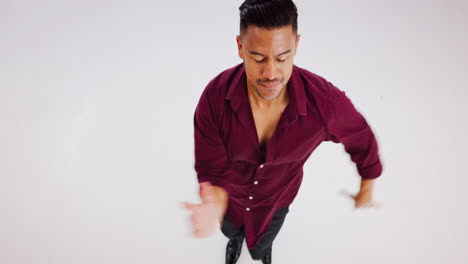 música, danza y entrenamiento del hombre en un estudio de danza