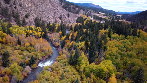 vista aérea del mágico paisaje rural americano en otoño, río y bosque vívido, disparo de drones