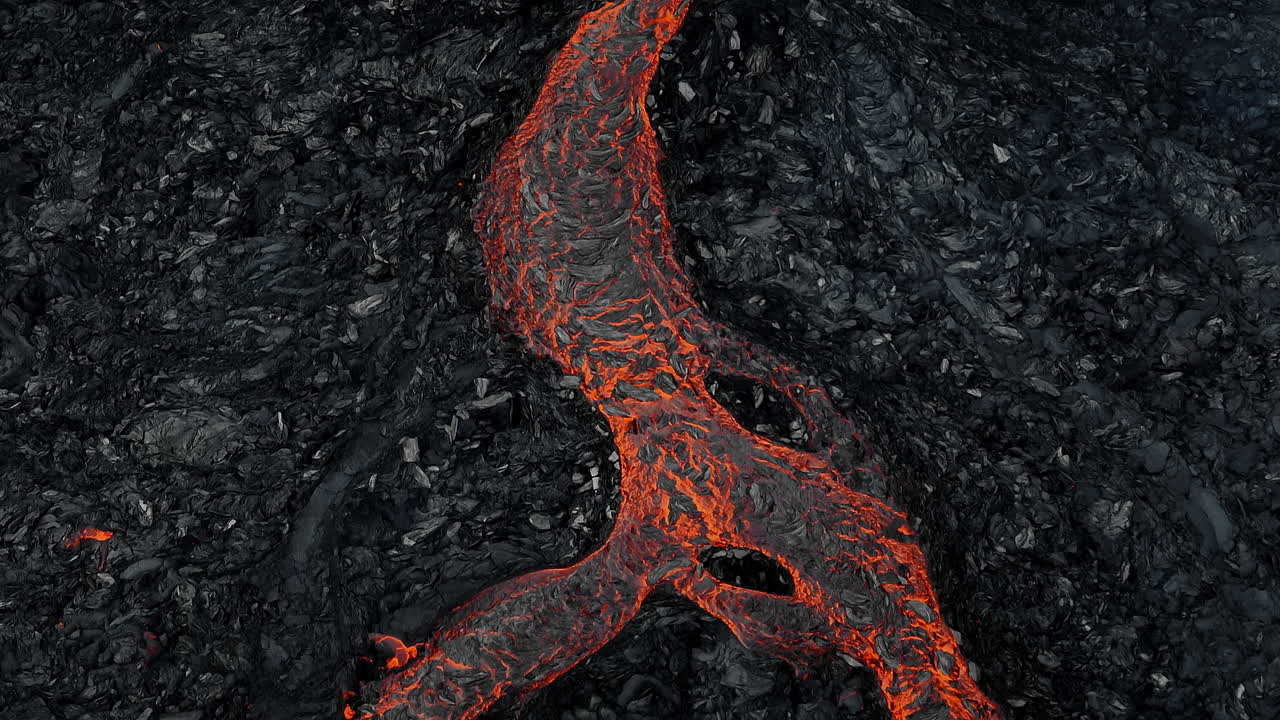 un río de lava ardiente