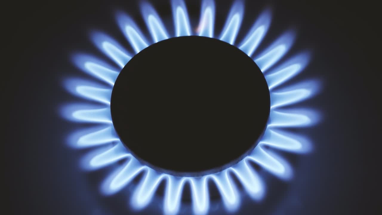 불타는 가스 스토브, 파란 불꽃, 검은 바탕에 어두운 곳에서 맥로 클로즈업, 매끄러운 카메라 움직임과 함께 4k 원시 비디오.