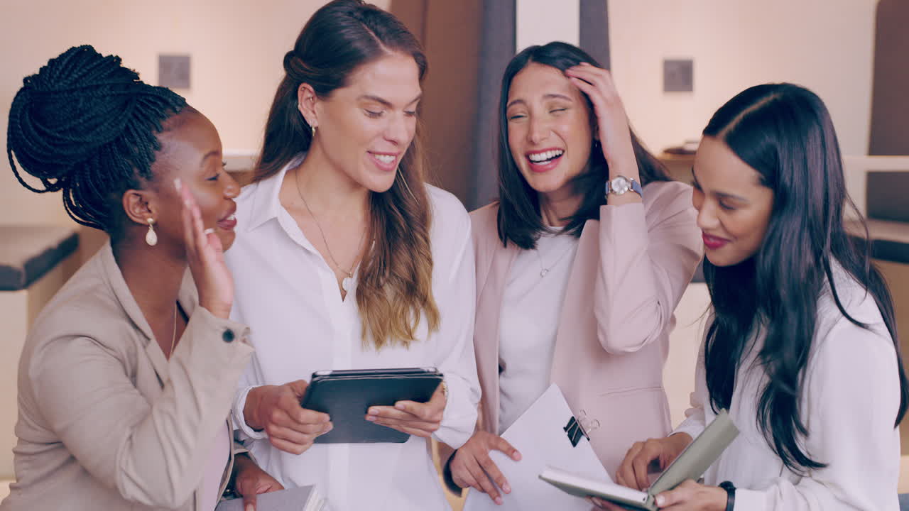 웃고 있는 젊은 여성 동료 들 의 그룹