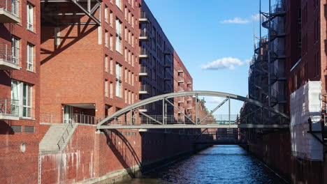 Hamburger-Kanal-Mit-Ikonischer-Architektur