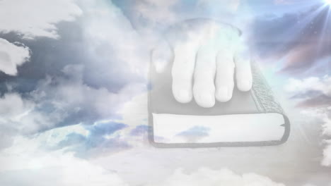 animación de nubes y rastros de luz sobre las manos con el libro