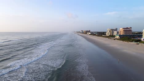 Excelente-Vista-Aérea-De-Personas-Disfrutando-De-La-Playa-En-New-Smyrna-Beach,-Florida