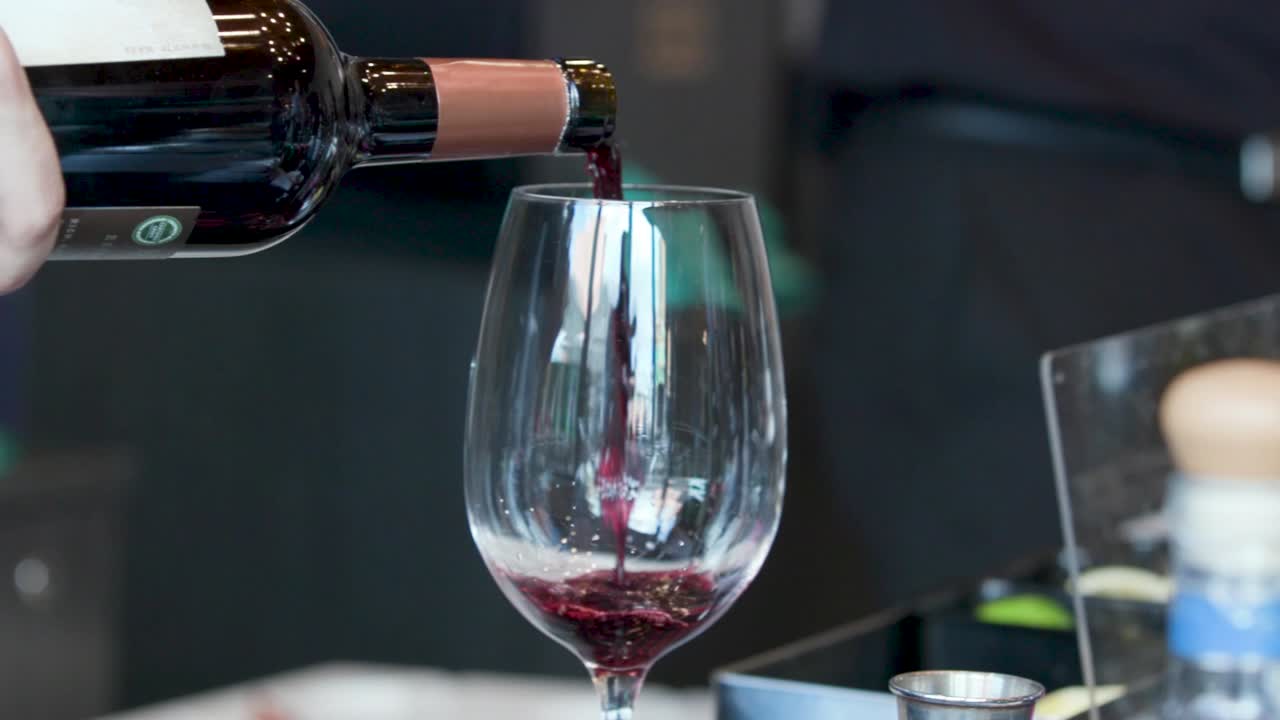 유리에 와인을 붓는