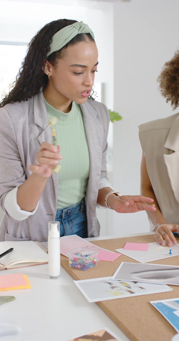 Video verticale: Squadra di donne afroamericane che inizia a impostare il layout per rifinire il design con un rullo al tavolo