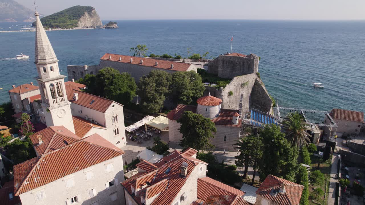 desde el aire: iglesia de la santa trinidad de budva con vistas al mar adriático montenegro