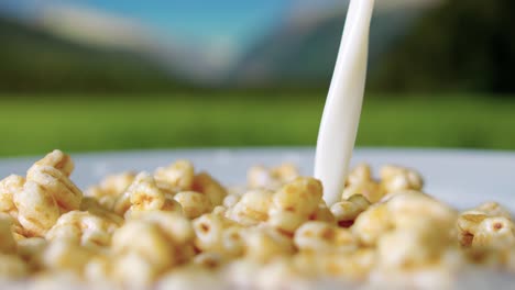 Verter-Leche-De-Soja-En-Un-Tazón-De-Cereales-Veganos-A-Cámara-Lenta-En-Un-Día-Soleado-Y-Brillante-Cerca-De-Las-Montañas.