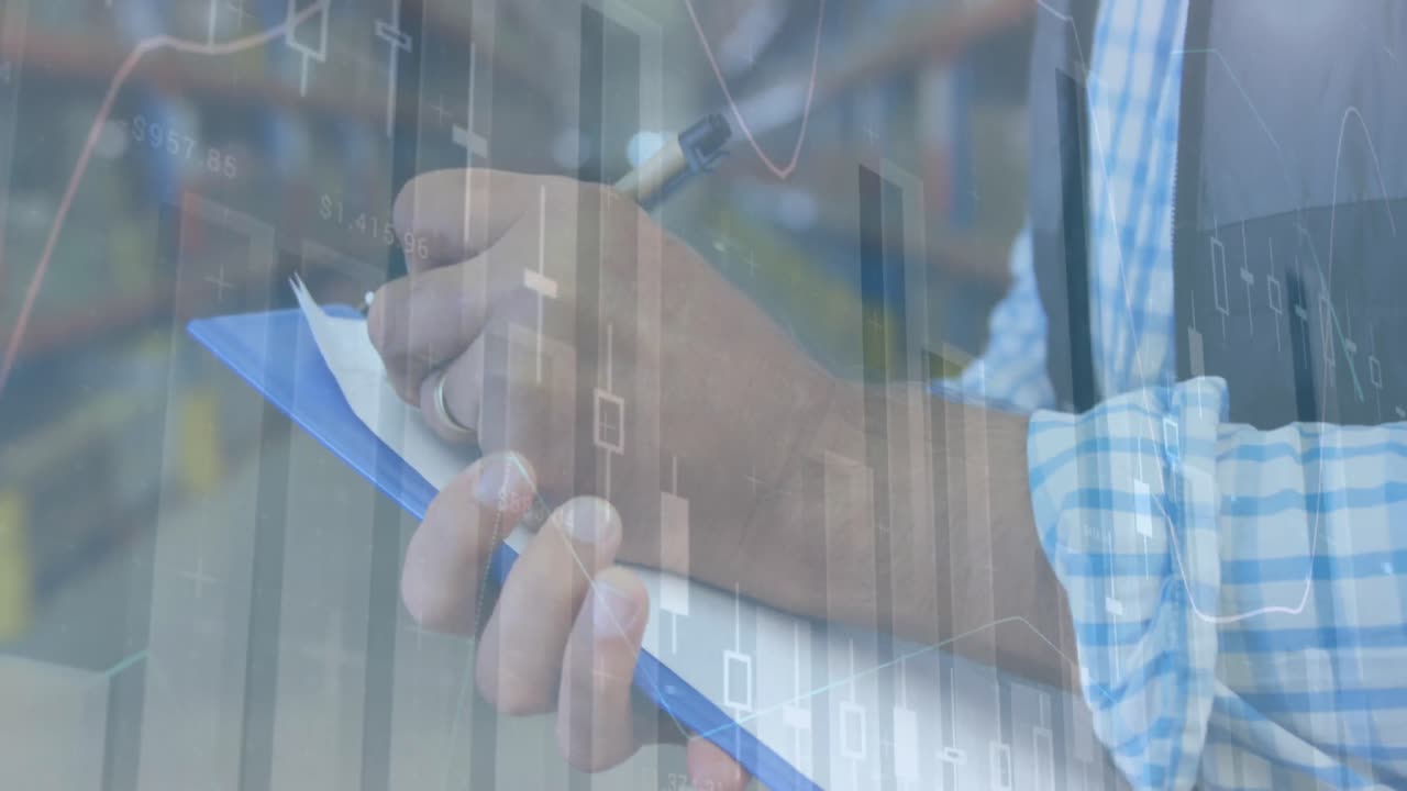 animación de estadísticas y procesamiento de datos financieros sobre el hombre que trabaja en el almacén