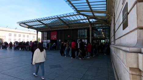 gente entrando en el museo en parís