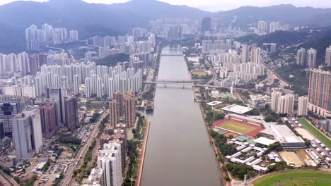 Wunderbare-Skyline-Von-Hohen-Wolkenkratzern-Und-Kleinem-Fußballfeld-Am-Fluss-Shing-Mun-In-Shatin-Hongkong