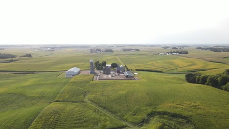 Vista-Aérea-De-Una-Granja-En-El-Sur-De-Minnesota-Durante-El-Verano