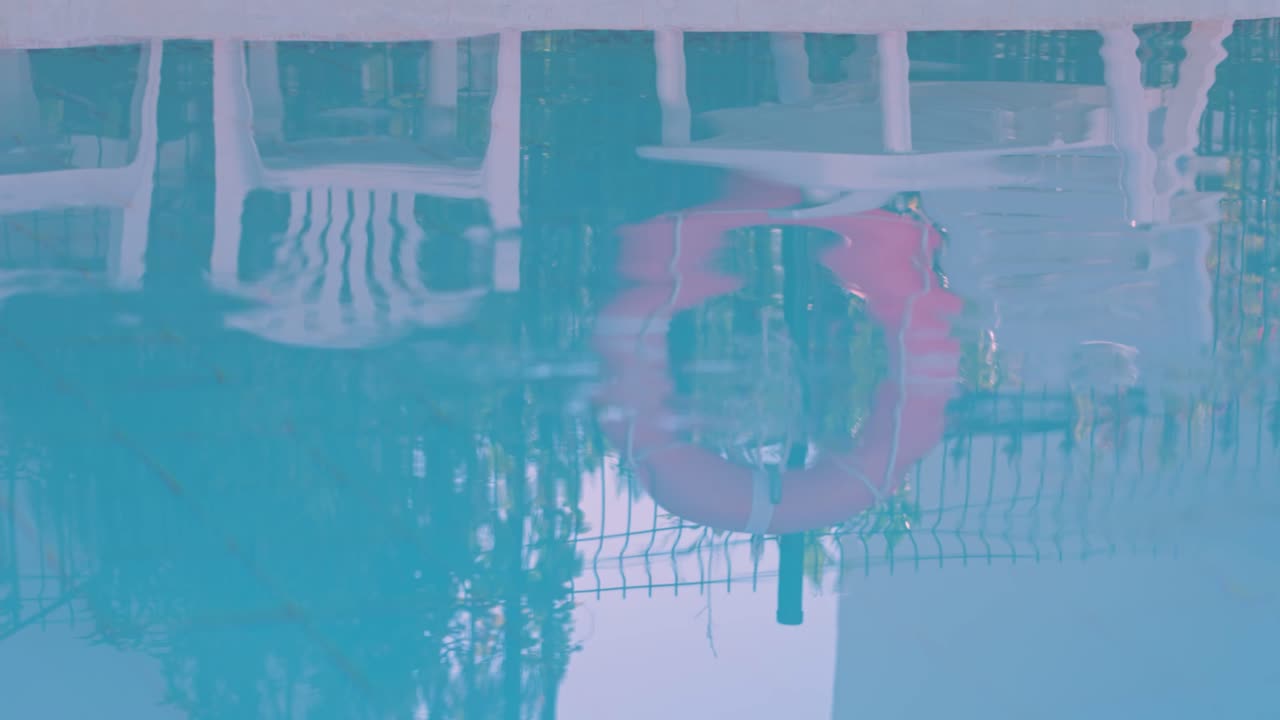 반사가 있는 빈 수영장