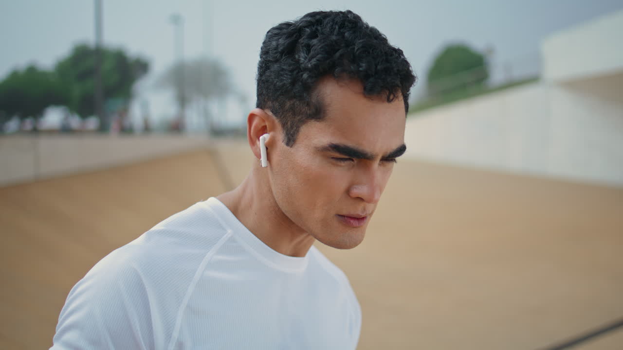 목마른 달리기 선수가 물을 마시며 근접 촬영. 예쁜 운동 선수가 운동 후 휴식을 취하고 있다.