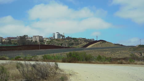 La-Frontera-Internacional-Entre-Estados-Unidos-Y-México-Mostrando-Una-Valla-Doble-En-El-Cruce-Fronterizo-De-San-Ysidro-California