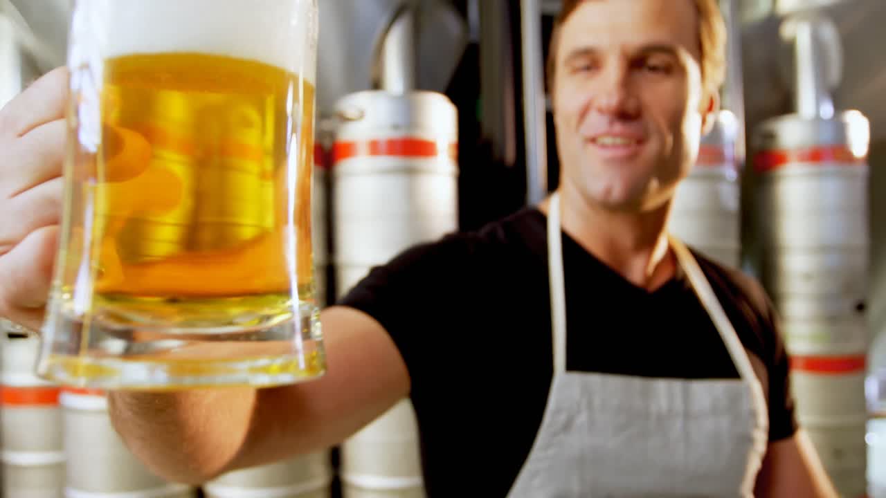 primer plano de un cervecero probando la cerveza 4k