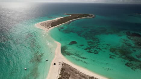 Eine-Atemberaubende-Tropische-Insel-Mit-Türkisfarbenem-Wasser-Und-Weißen-Sandstränden,-Luftaufnahme