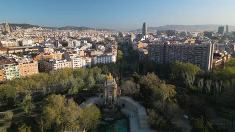 Luftrückzug-Enthüllt-Monumentalen-Wasserfall,-Ciutadella-Park,-Barcelona,-Spanien