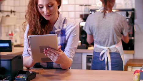 Barista-Usando-Una-Tableta-En-La-Cafetería