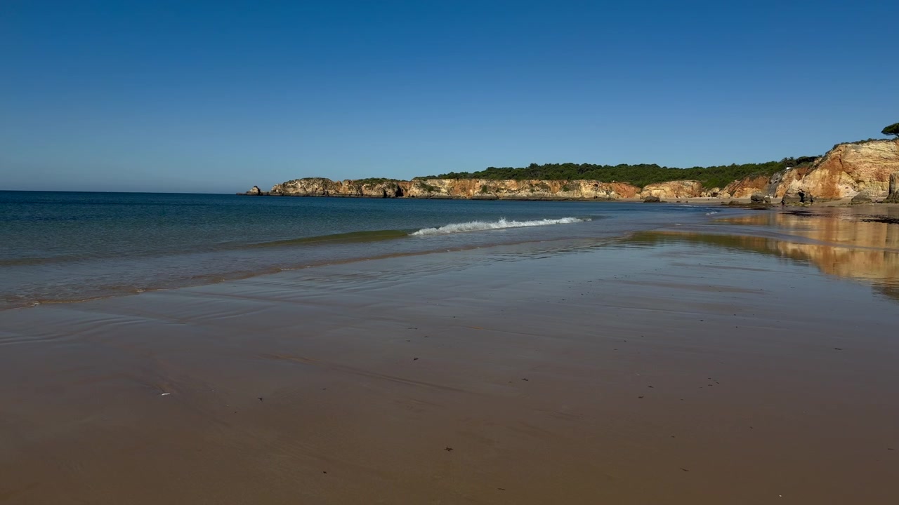 Onde sulla spiaggia di Vau nell'Algarve, Portogallo, nel pomeriggio