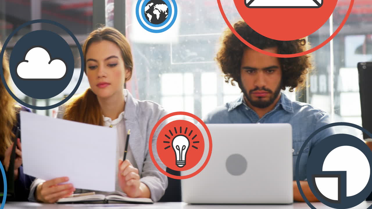 animación de múltiples iconos sobre diversos compañeros de trabajo analizando informes en una reunión en la oficina