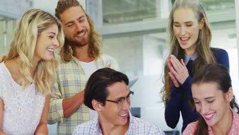 ejecutivos aplaudiendo a sus colegas durante la presentación 4k