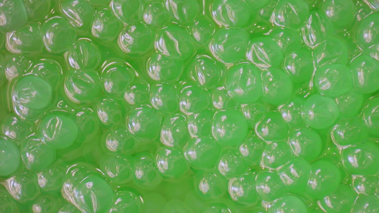 아가르 아가르와 과일 주스로 만든 거품 차를 위한 사과 보바