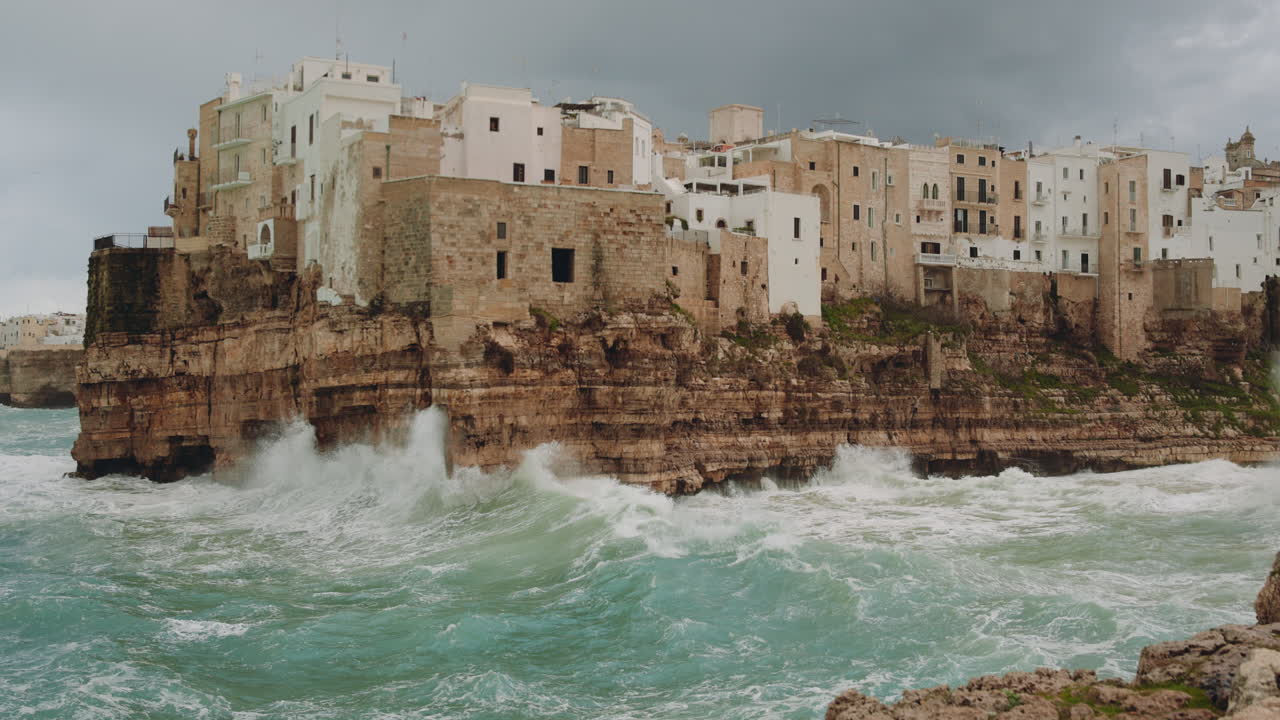 Onde che si infrangono sulle scogliere di Polignano a Mare durante una tempesta nel Mare Adriatico. Slow motion 4k 120fps.