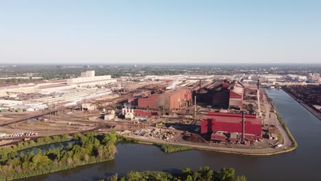 plantas industriales que operan durante el día - ford y ak steel caster en rouge river, detroit - drone aéreo