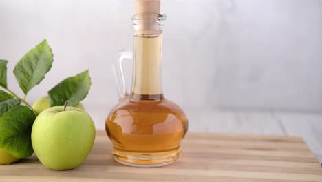 apple cider vinegar with apples