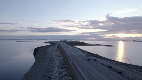 Vista-Aérea-De-La-Puesta-De-Sol-De-La-Terminal-De-Ferry-Tsawwassen-De-Vancouver,-Canadá,-Columbia-Británica