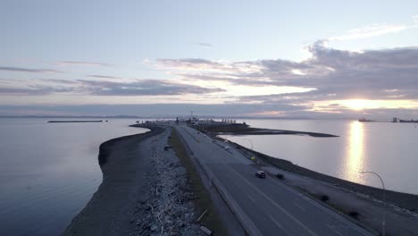 vista aérea del atardecer de la terminal de ferry tsawwassen de vancouver, canadá, columbia británica