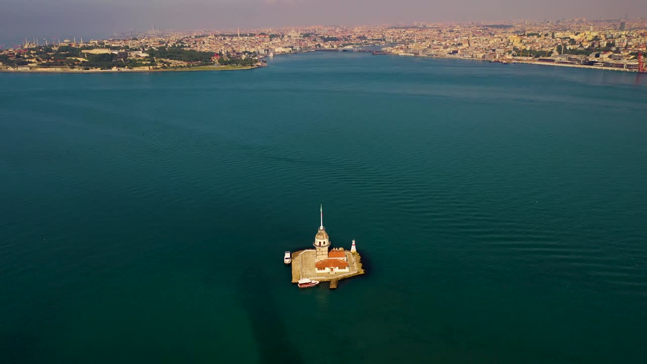 Pemandangan udara Menara Gadis, juga dikenal sebagai Menara Leander, dari Istanbul