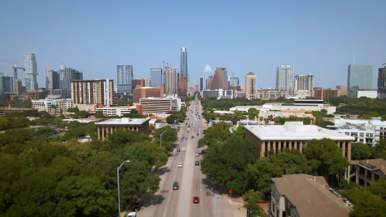 Veduta aerea del quartiere Soco che porta al Ponte di Congress Avenue sul lago cittadino nel centro di Austin, Texas, drone 4K