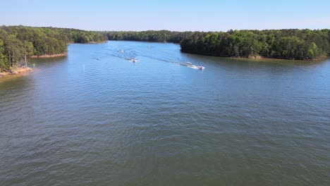 varios barcos acercándose a toda velocidad