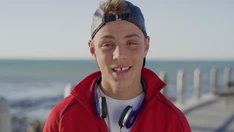 Un-Joven-Adolescente-Confiado-Retrato-De-Un-Niño-Sonriendo-Feliz-En-Una-Playa-Soleada-Mirando-La-Cámara-Con-Sombrero-Disfrutando-De-Las-Vacaciones-De-Verano