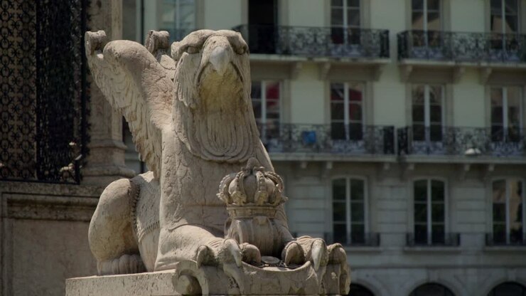 Una statua di un leone con la testa di un'aquila a Ginevra, Svizzera