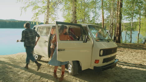 Jóvenes-Amigos-Dejando-Van-En-La-Orilla-Del-Lago