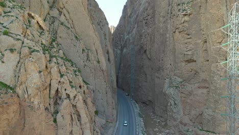 Atemberaubende-Luftaufnahme-Der-Wunderschönen-Berge-In-Afghanistan,-Die-Ihre-Natürliche-Pracht-Und-Ruhige-Umgebung,-Bergnatur,-Friedliche-Natur-Zur-Schau-Stellt