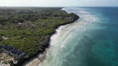 Kusini-Beach-Bungalow-Resort-En-El-Este-De-La-Isla-De-Zanzíbar-Tanzania-áfrica,-Tiro-Aéreo