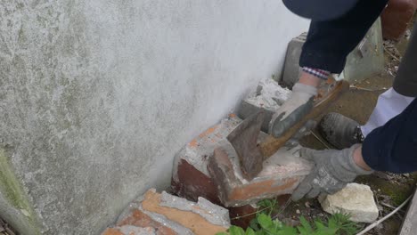 오래 된 더러운 붉은 벽돌을 나무로 청소