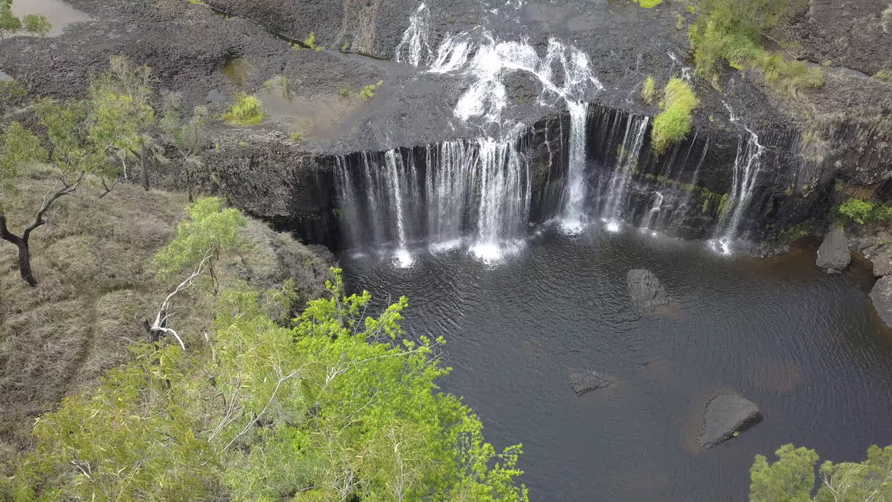 imágenes aéreas de caídas de corriente de molino, mesetas, cairns