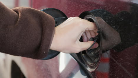 Benzin-In-Ein-Auto-Einfüllen