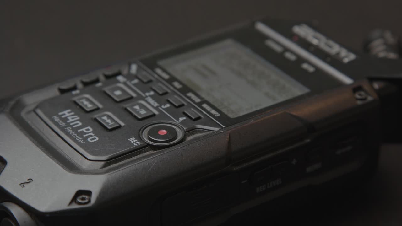 repórter iniciando a gravação de áudio de gravador de som portátil