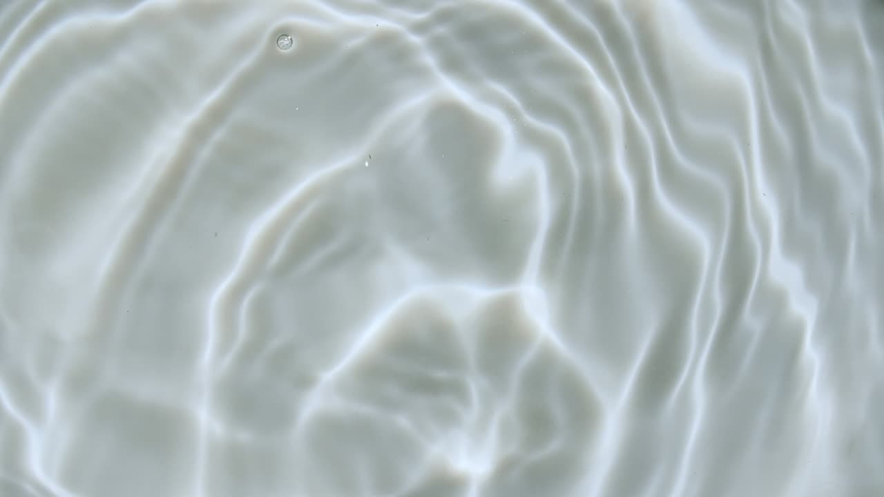 물의 스플래시, 물방울이 파동을 일으키고, 반사된 순수한 물, 천천히 움직이는 빛, 빛과 그림자, 물 표면 질감, 보기, 깨한 수영장 파동과 파동.